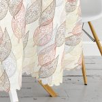 - MasaYuv-7107-Gorsel3 - Realhomes Beyaz Zemınli Soft Renkli Yapraklı Dijital Baskılı Modern Yuvarlak Masa Örtüsü - Çap 140cm Realhomes