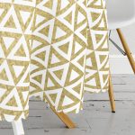 - MasaYuv-7123-Gorsel3 - Realhomes  Gold Zeminde Gold Ucgen Detaylı Dijital Baskılı Modern Yuvarlak Masa Örtüsü - Çap 140cm Realhomes