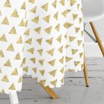 - MasaYuv-7124-Gorsel3 - Realhomes Beyaz Zeminde Gold Ucgen Detaylı Dijital Baskılı Modern Yuvarlak Masa Örtüsü - Çap 140cm Realhomes