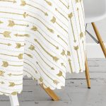 - MasaYuv-7125-Gorsel3 - Realhomes Beyaz Zeminde Gold Ok Motifli Dijital Baskılı Modern Yuvarlak Masa Örtüsü - Çap 140cm Realhomes