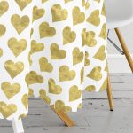 - MasaYuv-7138-Gorsel3 - Realhomes  Beyaz Zeminli Gold Renkli Kalp Desenli Dijital Baskılı Modern Yuvarlak Masa Örtüsü - Çap 140cm Realhomes