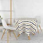 - MasaYuv-7153-Gorsel2 - Realhomes Beyaz Zemin Üzerinde Gold Ve Siyah Renkli Çizgiler Modern Yuvarlak Masa Örtüsü - Çap 140cm Realhomes