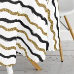 - MasaYuv-7153-Gorsel3 - Realhomes Beyaz Zemin Üzerinde Gold Ve Siyah Renkli Çizgiler Modern Yuvarlak Masa Örtüsü - Çap 140cm Realhomes