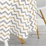 - MasaYuv-7156-Gorsel3 - Realhomes  Beyaz Zeminde Gold Ve Siyah Çizgili Dijital Baskılı Modern Yuvarlak Masa Örtüsü - Çap 140cm Realhomes