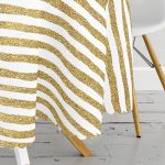 - MasaYuv-7159-Gorsel3 - Realhomes Beyaz Zeminde Gold Zigzag Desenli Dijital Baskılı Modern Yuvarlak Masa Örtüsü - Çap 140cm Realhomes