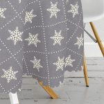 - MasaYuv-7175-Gorsel3 - Realhomes Gri Zeminli Kar Tanesi Desenli Dijital Baskılı Modern Yuvarlak Masa Örtüsü - Çap 140cm Realhomes