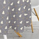 - MasaYuv-7178-Gorsel3 - Realhomes Gri Zeminde Gold Puantiyeli Çam Ağacı Desenli Dijital Baskılı Modern Yuvarlak Masa Örtüsü - Çap 140cm Realhomes