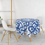 - MasaYuv-7212-Gorsel2 - Realhomes Mavi Zemin Üzerinde Çini Desenli Dijital Baskılı Modern Yuvarlak Masa Örtüsü - Çap 140cm Realhomes