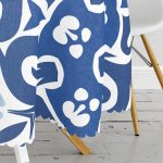 - MasaYuv-7212-Gorsel3 - Realhomes Mavi Zemin Üzerinde Çini Desenli Dijital Baskılı Modern Yuvarlak Masa Örtüsü - Çap 140cm Realhomes