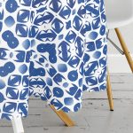 - MasaYuv-7214-Gorsel3 - Realhomes Beyaz Zemin Üzerinde Çini Desenli Dijital Baskılı Modern Yuvarlak Masa Örtüsü - Çap 140cm Realhomes