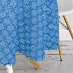 - MasaYuv-7220-Gorsel3 - Realhomes  Mavi Zeminli Kartanesi Desenli Dijital Baskılı Modern Yuvarlak Masa Örtüsü - Çap 140cm Realhomes