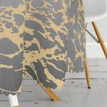 - MasaYuv-7227-Gorsel3 - Realhomes Siyah Zeminde Gold Renkli Çizim Desenli Dijital Baskılı Modern Yuvarlak Masa Örtüsü - Çap 140cm Realhomes