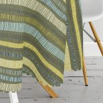 Hardal Zeminli Renkli Çizgi Desenli Dijital Baskılı Modern Yuvarlak Masa Örtüsü - Çap 140cm Realhomes