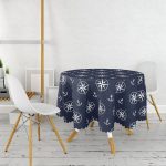- MasaYuv-7629-Gorsel2 - Realhomes  Lacivert Zemin Üzerinde Modern Pusula Desenli Dijital Baskılı Modern Yuvarlak Masa Örtüsü - Çap 140cm Realhomes