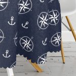 - MasaYuv-7629-Gorsel3 - Realhomes  Lacivert Zemin Üzerinde Modern Pusula Desenli Dijital Baskılı Modern Yuvarlak Masa Örtüsü - Çap 140cm Realhomes