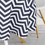 Beyaz Zemin Üzerinde Lacivert Renki Geometrik Çizimli Yuvarlak Masa Örtüsü - Çap 140cm Realhomes