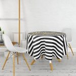 - MasaYuv-7696-Gorsel2 - Realhomes  Beyaz Zemin Üzerinde Siyah Çizgili Gold Yazılı Happy Holidays Yazılı Yuvarlak Masa Örtüsü - Çap 140cm Realhomes