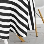 - MasaYuv-7696-Gorsel3 - Realhomes  Beyaz Zemin Üzerinde Siyah Çizgili Gold Yazılı Happy Holidays Yazılı Yuvarlak Masa Örtüsü - Çap 140cm Realhomes