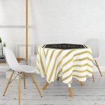 - MasaYuv-7699-Gorsel2 - Realhomes  Beyaz Zemin Üzerinde Gold Detaylı Merry Christmas Yazılı Yuvarlak Masa Örtüsü - Çap 140cm Realhomes