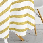 - MasaYuv-7699-Gorsel3 - Realhomes  Beyaz Zemin Üzerinde Gold Detaylı Merry Christmas Yazılı Yuvarlak Masa Örtüsü - Çap 140cm Realhomes