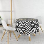 - MasaYuv-7700-Gorsel2 - Realhomes Beyaz Zemin Üzerinde Gold Detaylı Siyah Zigzag Modern Yuvarlak Masa Örtüsü - Çap 140cm Realhomes