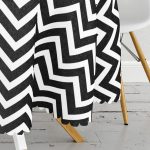 - MasaYuv-7700-Gorsel3 - Realhomes Beyaz Zemin Üzerinde Gold Detaylı Siyah Zigzag Modern Yuvarlak Masa Örtüsü - Çap 140cm Realhomes