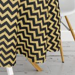 - MasaYuv-7704-Gorsel3 - Realhomes  Gold Zeminli Siyah Zigzag Desenli Dijital Baskılı Modern Yuvarlak Masa Örtüsü - Çap 140cm Realhomes