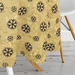 - MasaYuv-7707-Gorsel3 - Realhomes  Gold Zemin Üzerinde Siyah Renkli Kartanesi Desenli Modern Yuvarlak Masa Örtüsü - Çap 140cm Realhomes