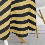 - MasaYuv-7709-Gorsel3 - Realhomes  Gold Zeminli Siyah Geometrik Desenli Dijital Baskılı Modern Yuvarlak Masa Örtüsü - Çap 140cm Realhomes