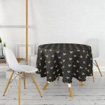 - MasaYuv-7716-Gorsel2 - Realhomes  Siyah Zemin Üzerinde Gold Detaylı Fiyonk Çizimli Modern Yuvarlak Masa Örtüsü - Çap 140cm Realhomes