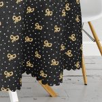 - MasaYuv-7716-Gorsel3 - Realhomes  Siyah Zemin Üzerinde Gold Detaylı Fiyonk Çizimli Modern Yuvarlak Masa Örtüsü - Çap 140cm Realhomes