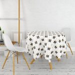 - MasaYuv-7717-Gorsel2 - Realhomes  Beyaz Zemin Üzerinde Gold Detaylı Hediye Paketi Desenli Yuvarlak Masa Örtüsü - Çap 140cm Realhomes