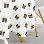 - MasaYuv-7717-Gorsel3 - Realhomes  Beyaz Zemin Üzerinde Gold Detaylı Hediye Paketi Desenli Yuvarlak Masa Örtüsü - Çap 140cm Realhomes