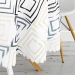 - MasaYuv-7746-Gorsel3 - Realhomes Beyaz Zemin Üzerinde Renkli Geometrik Şekilli Dijital Baskılı Modern Yuvarlak Masa Örtüsü - Çap 140cm Realhomes