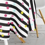 - MasaYuv-7810-Gorsel3 - Realhomes Beyaz Zemin Üzerinde Modern Siyah Çizgili Renkli Puantiyeli Yuvarlak Masa Örtüsü - Çap 140cm Realhomes