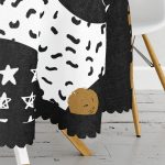 - MasaYuv-7822-Gorsel3 - Realhomes Siyah Zemin Üzerinde Gold Detaylı Modern Desenli Modern Yuvarlak Masa Örtüsü - Çap 140cm Realhomes