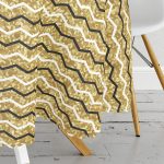 Gold Zemin Üzerinde Modern Renkli Zigzag Desenli Modern Yuvarlak Masa Örtüsü - Çap 140cm Realhomes