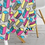 - MasaYuv-7843-Gorsel3 - Realhomes Beyaz Zemin Üzerinde Renkli Geometrik Desenli Dijital Baskılı Modern Yuvarlak Masa Örtüsü - Çap 140cm Realhomes