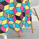 Renkli Zemin Üzerinde Modern Geometrik Küp Desenli Modern Yuvarlak Masa Örtüsü - Çap 140cm Realhomes