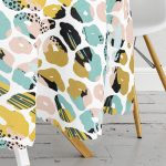 - MasaYuv-7885-Gorsel3 - Realhomes Beyaz Zemin Üzerinde Renkli Çizimli Geometrik Desen Yuvarlak Masa Örtüsü - Çap 140cm Realhomes