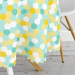 - MasaYuv-7911-Gorsel3 - Realhomes Beyaz Zemin Üzerinde Renkli Geometrik Desenli Dijital Baskılı Yuvarlak Masa Örtüsü - Çap 140cm Realhomes