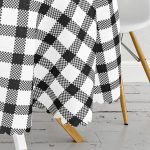 - MasaYuv-7921-Gorsel3 - Realhomes Beyaz Zeminli Siyah Ekose Desenli Dijital Baskılı Modern Yuvarlak Masa Örtüsü - Çap 140cm Realhomes