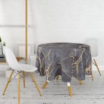 - MasaYuv-8145-Gorsel2 - Realhomes  Siyah Zemin Üzerinde Gold Detaylı Mermer Desenli Modern Yuvarlak Masa Örtüsü - Çap 140cm Realhomes