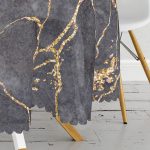 - MasaYuv-8145-Gorsel3 - Realhomes  Siyah Zemin Üzerinde Gold Detaylı Mermer Desenli Modern Yuvarlak Masa Örtüsü - Çap 140cm Realhomes