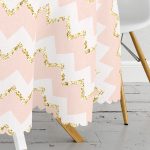 - MasaYuv-8213-Gorsel3 - Realhomes Pembe Zemin Üzerinde Gold Detaylı Renkli Zigzag Desenli Yuvarlak Masa Örtüsü - Çap 140cm Realhomes