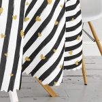 Beyaz Zemin Üzerinde Gold Detaylı Çizgili Yuvarlak Masa Örtüsü - Çap 140cm Realhomes