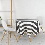 - MasaYuv-8224-Gorsel2 - Realhomes Beyaz Zemin Üzerinde Siyah Çizgili Gold Detaylı Modern Yuvarlak Masa Örtüsü - Çap 140cm Realhomes