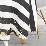 - MasaYuv-8224-Gorsel3 - Realhomes Beyaz Zemin Üzerinde Siyah Çizgili Gold Detaylı Modern Yuvarlak Masa Örtüsü - Çap 140cm Realhomes