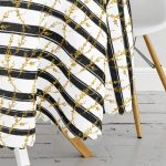 Beyaz Zemin Üzerinde Siyah Çizgili Gold Detaylı Yaprak Desenli Yuvarlak Masa Örtüsü - Çap 140cm Realhomes