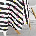 - MasaYuv-8232-Gorsel3 - Realhomes Beyaz Zemin Üzerinde Yatay Çizgili Renkli Puantiyeli Yuvarlak Masa Örtüsü - Çap 140cm Realhomes